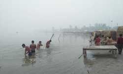 हरदोई : मकरसंक्रांति पर गंगा जी के राजघाट पर स्नान करते श्रद्धालु। #आस्था_की_खिचड़ी