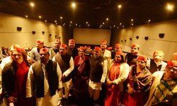 हॉल बुक कर सपा कार्यकर्ताओं ने देखी छपाक मूवी, कहा महिला विरोधी हैं भाजपाई हॉल बुक कर सपा कार्यकर्ताओं ने देखी छपाक मूवी, कहा महिला विरोधी हैं भाजपाई