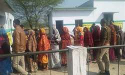 प्रयागराज व प्रतापगढ़ में पंचायत प्रतिनिधियों की रिक्त सीटों पर हो रहा मतदान