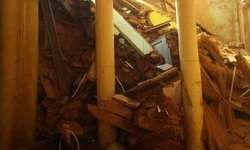 काशी विश्वनाथ मंदिर के महंत आवास का एक हिस्सा अचानक भरभराकर गिरा काशी विश्वनाथ मंदिर के महंत आवास का एक हिस्सा अचानक भरभराकर गिरा