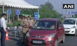 कोरोना वायरस लॉकडाउन के बीच दिल्ली-नोएडा बॉर्डर पर पुलिस द्वारा लोगों के पास जांच की जा रही है। कोरोना के मद्देनजर दिल्ली-नोएडा सीमा को पूरी तरह से बंद कर दिया गया है। कोरोना वायरस लॉकडाउन के बीच दिल्ली-नोएडा बॉर्डर पर पुलिस द्वारा लोगों के पास जांच की जा रही है। कोरोना के मद्देनजर दिल्ली-नोएडा सीमा को पूरी तरह से बंद कर दिया गया है।