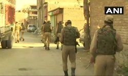 श्रीनागर के चट्टाबाल क्षेत्र में आतंकवादियों और सुरक्षा बलों के बीच मुठभेड़ हो रही ....