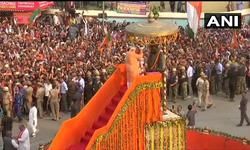 वाराणसी में पीएम मोदी का मेगा रोड शो शुरू, हाथ जोड़कर किया जनता का अभिवादन ....लाइव