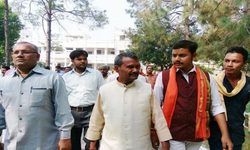 योगी के मंत्री ने चहेती को दिलवाया टिकट तो बिफरे बीजेपी सांसद, खड़ा किया बागी उम्मीदवार योगी के मंत्री ने चहेती को दिलवाया टिकट तो बिफरे बीजेपी सांसद, खड़ा किया बागी उम्मीदवार