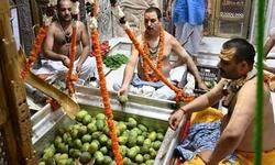 काशी दुर्लभ ज्ञान पुंज, विश्वनाथ कs धाम, मुअले पर गंगा मिले, जियते लंगड़ा आम। सावन कृष्ण एकादशी के दिन बाबा श्रीकाशी विश्वनाथ का अरघा आम से भरने की परंपरा का निर्वहन गुरुवार को हुआ। काशी दुर्लभ ज्ञान पुंज, विश्वनाथ कs धाम, मुअले पर गंगा मिले, जियते लंगड़ा आम। सावन कृष्ण एकादशी के दिन बाबा श्रीकाशी विश्वनाथ का अरघा आम से भरने की परंपरा का निर्वहन गुरुवार को हुआ।