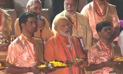 काशी की सड़कों पर मेगा रोड शो के बाद गंगा आरती में पीएम मोदी