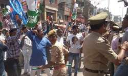 उन्नाव : प्रियंका के रोड शो में मोदी-मोदी के नारे लगने से बिगड़ते बचा माहौल, पथराव