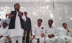 मीडिया पर भी जमकर बरसे अखिलेश,, शिक्षा मित्रों की मौत का हिसाब दे सरकार मीडिया पर भी जमकर बरसे अखिलेश,, शिक्षा मित्रों की मौत का हिसाब दे सरकार