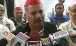 चौपाल लगाकर किसानों की हितैषी बनने का स्वांग कर रही है बीजेपी सरकार चौपाल लगाकर किसानों की हितैषी बनने का स्वांग कर रही है बीजेपी सरकार