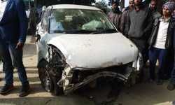 मुख्य चिकित्सा अधिकारी प्रयागराज की स्विफ्ट डिजायर गाड़ी को टेलर ने मारी टक्कर