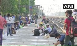 लॉकडाउन में फंसे मजदूरों और छात्रों की घरवापसी शुरू हो गई है. श्रमिक स्पेशल ट्रेन से कई शहरों में मजदूर वापस लौट रहे हैं. महाराष्ट्र से 347 मजदूरों को लेकर विशेष ट्रेन आज भोपाल पहुंची है.