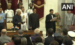 देश के 47वें प्रधान न्यायाधीश बने जस्टिस एसए बोबड़े, राष्ट्रपति ने दिलाई शपथ देश के 47वें प्रधान न्यायाधीश बने जस्टिस एसए बोबड़े, राष्ट्रपति ने दिलाई शपथ