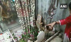 मुरादाबाद: सावन माह के तीसरे सोमवार को कामेश्वर नाथ महादेव मंदिर में आज भक्तों ने पूजा-अर्चना की। मुरादाबाद: सावन माह के तीसरे सोमवार को कामेश्वर नाथ महादेव मंदिर में आज भक्तों ने पूजा-अर्चना की।