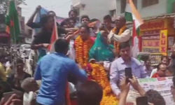 गोल्डन गर्ल पूनम यादव पहुंचीं काशी,एयरपोर्ट पर हुआ भव्य स्वागत गोल्डन गर्ल पूनम यादव पहुंचीं काशी,एयरपोर्ट पर हुआ भव्य स्वागत