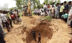 बुलन्दशहर : मिट्टी की ढांग गिरने से 30 फुट गहरे कुएं में दबा मजदूर. मज़दूर के अलावा एक और के मिट्टी में दबे होने की आशंका. कराई जा रही खुदाई. मज़दूर को बाहर निकालने के लिए किया जा रहा है रेस्क्यू.