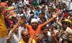 लखनऊ में लगे नारे, नेताजी, अखिलेश भइया वादा निभाओ