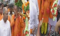 बीजेपी प्रदेशाध्यक्ष ने जूते पहनकर उठाई कांवड़, युवक के मुंह में ठूंसे नोट बीजेपी प्रदेशाध्यक्ष ने जूते पहनकर उठाई कांवड़, युवक के मुंह में ठूंसे नोट