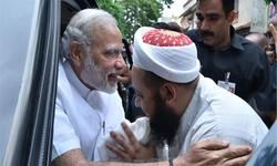 पीएम के काफिले को मुस्लिम बहुल इलाके में लोगों ने घेरा, जम कर लगे मोदी-मोदी के नारे पीएम के काफिले को मुस्लिम बहुल इलाके में लोगों ने घेरा, जम कर लगे मोदी-मोदी के नारे