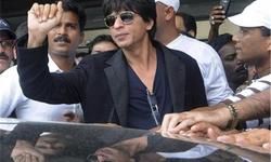 अमेरिका में एयरपोर्ट पर शाहरूख खान को हिरासत में लेकर हुई पूछताछ अमेरिका में एयरपोर्ट पर शाहरूख खान को हिरासत में लेकर हुई पूछताछ