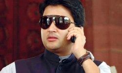 ज्योतिरादित्य सिंधिया के काफिले की कार ने बुजुर्ग को कुचला, मौके पर ही मौत ज्योतिरादित्य सिंधिया के काफिले की कार ने बुजुर्ग को कुचला, मौके पर ही मौत