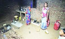 अमित शाह के आज लंच पर पहुंचने से पहले आदिवासी परिवार के घर आया एलपीजी स्टोव, बना नया शौचालय अमित शाह के आज लंच पर पहुंचने से पहले आदिवासी परिवार के घर आया एलपीजी स्टोव, बना नया शौचालय