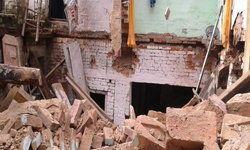 बारिश की वजह से गिरा 150 साल पुराना मकान, मलबे में दबी महिला को NDRF ने निकाला