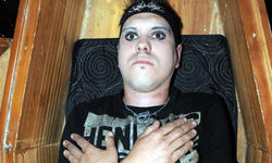 25 साल का ये लड़का है वैंपायर, ताबूत में सोता है, पीता है खून! 25 साल का ये लड़का है वैंपायर, ताबूत में सोता है, पीता है खून!