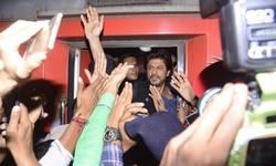 शाहरुख खान की एक झलक पाने में गई फैन की जान शाहरुख खान की एक झलक पाने में गई फैन की जान