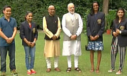 रियो ओलंपिक के पदक विजेताओं से मिले PM मोदी रियो ओलंपिक के पदक विजेताओं से मिले PM मोदी