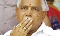 कर्नाटक उपचुनाव से पहले रुपये बांटते कैमरे में कैद हुए येदियुरप्पा