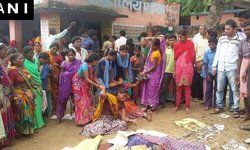 बिहार: गया में एक तेज रफ्तार ट्रक के बिजली के खंभे में टक्कर मारने से बच्चों पर गिरा खंभा, चार बच्चों की मौत दो घायल। घटना के बाद गुस्साए लोगों ने स्कूल में तोड़फोड़ की और ट्रक ड्राइवर को जमकर पीटा। बिहार: गया में एक तेज रफ्तार ट्रक के बिजली के खंभे में टक्कर मारने से बच्चों पर गिरा खंभा, चार बच्चों की मौत दो घायल। घटना के बाद गुस्साए लोगों ने स्कूल में तोड़फोड़ की और ट्रक ड्राइवर को जमकर पीटा।