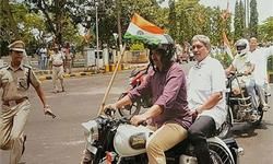 रक्षा मंत्री ने बाइक से निकाली तिरंगा यात्रा, लोग बोले- क्या PAK के मंत्री में है इतना दम? रक्षा मंत्री ने बाइक से निकाली तिरंगा यात्रा, लोग बोले- क्या PAK के मंत्री में है इतना दम?