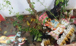 40 рдмрдВрджреВрдХрдзрд╛рд░рд┐рдпреЛрдВ рдиреЗ рдордВрджрд┐рд░ рдореЗрдВ рдШреБрд╕ рддреЛрдбрд╝реА рд░рд╛рд╡рдг рдХреА рдореВрд░реНрддрд┐, рддрдирд╛рд╡ рдХреЗ рдмрд╛рдж рдлреЛрд░реНрд╕ рддреИрдирд╛рдд 40 рдмрдВрджреВрдХрдзрд╛рд░рд┐рдпреЛрдВ рдиреЗ рдордВрджрд┐рд░ рдореЗрдВ рдШреБрд╕ рддреЛрдбрд╝реА рд░рд╛рд╡рдг рдХреА рдореВрд░реНрддрд┐, рддрдирд╛рд╡ рдХреЗ рдмрд╛рдж рдлреЛрд░реНрд╕ рддреИрдирд╛рдд