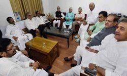 बीजेपी की सियासी चाल से विपक्षी एकजुटता में दरार? मीटिंग में आजाद और येचुरी में बहस बीजेपी की सियासी चाल से विपक्षी एकजुटता में दरार? मीटिंग में आजाद और येचुरी में बहस