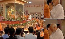 पीएम मोदी ने प्रमुख स्वामी को श्रद्धासुमन अर्पित किए, हुए भावुक पीएम मोदी ने प्रमुख स्वामी को श्रद्धासुमन अर्पित किए, हुए भावुक