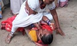 एक-दूसरे को उठाकर पटकने लगीं ये औरतें एक-दूसरे को उठाकर पटकने लगीं ये औरतें