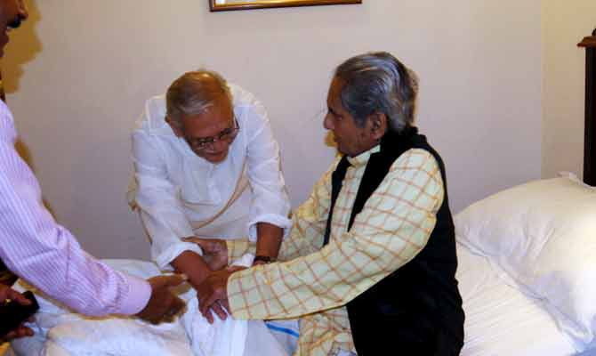 पोएट्री के दो दिग्गजों की मुलाकात; नीरज से मिले गुलजार पोएट्री के दो दिग्गजों की मुलाकात; नीरज से मिले गुलजार