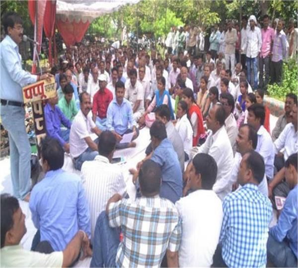 विधानसभा का घेराव करने जा रहे लेखपालों पर पुलिस ने बरसाई लाठियां