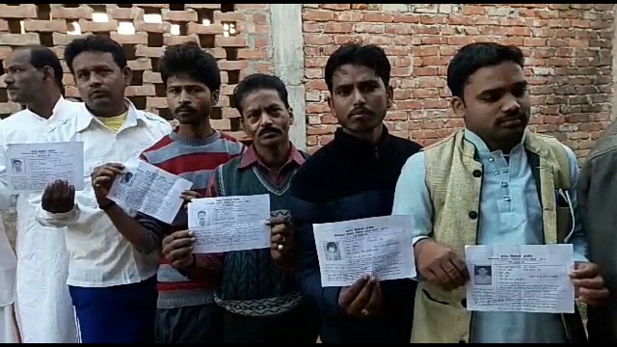 कई बूथों पर की ईवीएम खराब, लोग कर रहे हैं बवाल कई बूथों पर की ईवीएम खराब, लोग कर रहे हैं बवाल