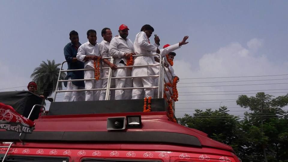 अखिलेश एक टीम के साथ जनेश्वर मिश्र ट्रस्ट के लोकार्पण में पहुंचे, दूसरी टीम सन्देश यात्रा के जरिये काम का प्रचार कर रही अखिलेश एक टीम के साथ जनेश्वर मिश्र ट्रस्ट के लोकार्पण में पहुंचे, दूसरी टीम सन्देश यात्रा के जरिये काम का प्रचार कर रही
