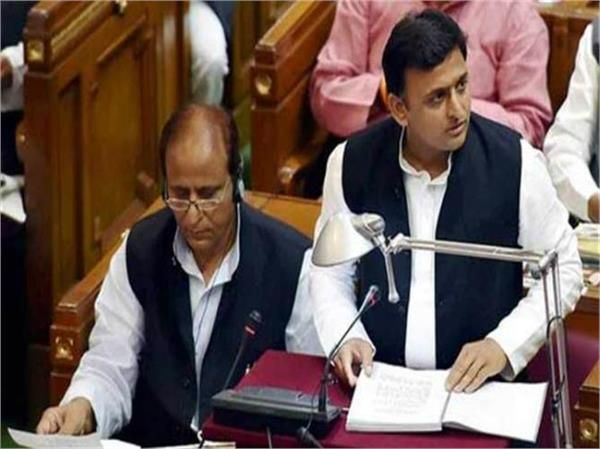 विस में 25 वर्ष पूरे करनेवाले विधायकों को CM अखिलेश ने किया सम्मानित विस में 25 वर्ष पूरे करनेवाले विधायकों को CM अखिलेश ने किया सम्मानित