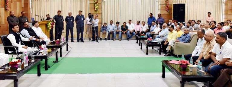 मुख्यमंत्री ने पत्रकारों को दिया तोहफा मुख्यमंत्री ने पत्रकारों को दिया तोहफा