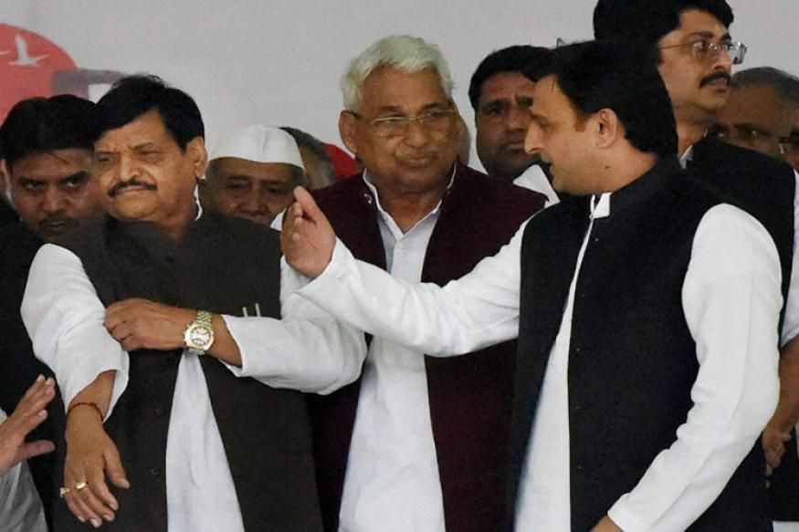 अखिलेश ने शिवपाल गुट के 9 नेताओं को दिखाया सपा से बाहर का रास्ता अखिलेश ने शिवपाल गुट के 9 नेताओं को दिखाया सपा से बाहर का रास्ता