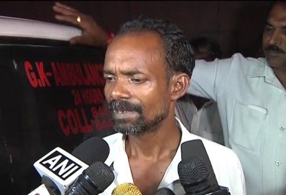 देश की राजधानी दिल्ली के में , पत्नी का शव लेकर घंटों भटकता रहा सड़कों पर देश की राजधानी दिल्ली के में , पत्नी का शव लेकर घंटों भटकता रहा सड़कों पर