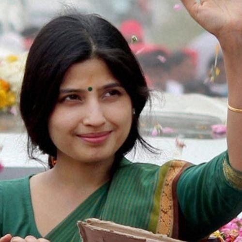 डिम्पल निकली अखिलेश से एक कदम आगे, सभी को मोबाइल देने का किया वादा डिम्पल निकली अखिलेश से एक कदम आगे, सभी को मोबाइल देने का किया वादा