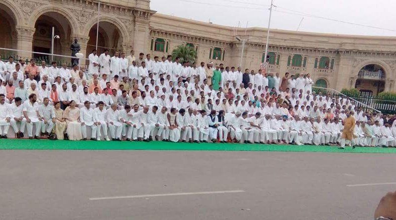 विधानसभा के आखिरी सत्र में किसने-किसने लिया फोटो सेशन में हिस्सा, देखें विधानसभा के आखिरी सत्र में किसने-किसने लिया फोटो सेशन में हिस्सा, देखें