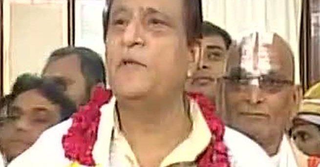 25 साल पूरा करने वाले विधायक हुए सम्मानित, भावुक आजम ने मांगी माफ़ी 25 साल पूरा करने वाले विधायक हुए सम्मानित, भावुक आजम ने मांगी माफ़ी
