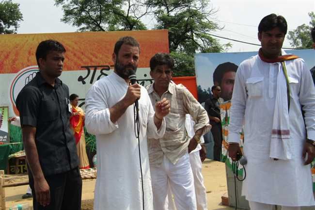 मोदी हिंदुस्तानियों के बीच में जहर घोलते हैं, लड़ाई कराते हैः राहुल मोदी हिंदुस्तानियों के बीच में जहर घोलते हैं, लड़ाई कराते हैः राहुल