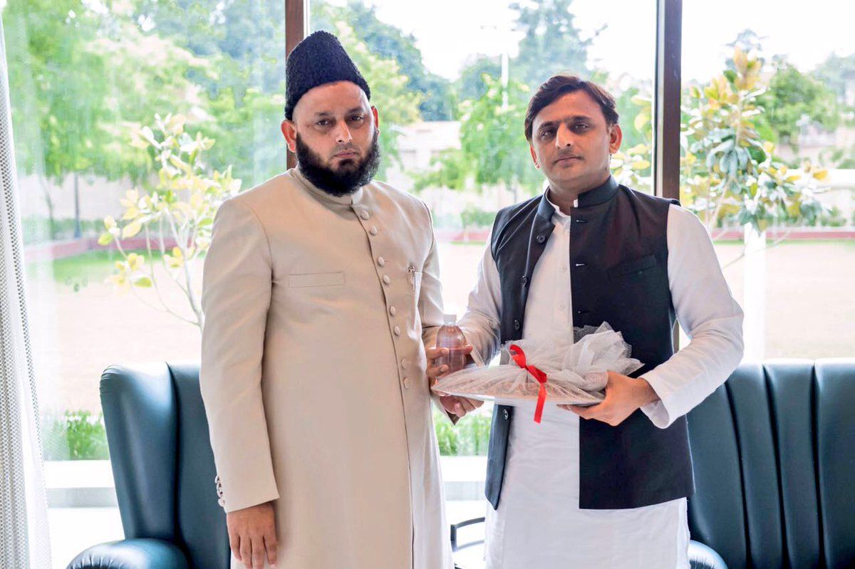 हज से लौट कर सीएम से मिले फरंगी महली हज से लौट कर सीएम से मिले फरंगी महली