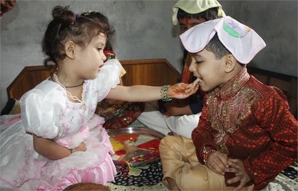 ऐतिहासिक है रक्षाबंधन का इतिहास, भाई-बहनों को देते हैं रक्षा का वचन ऐतिहासिक है रक्षाबंधन का इतिहास, भाई-बहनों को देते हैं रक्षा का वचन